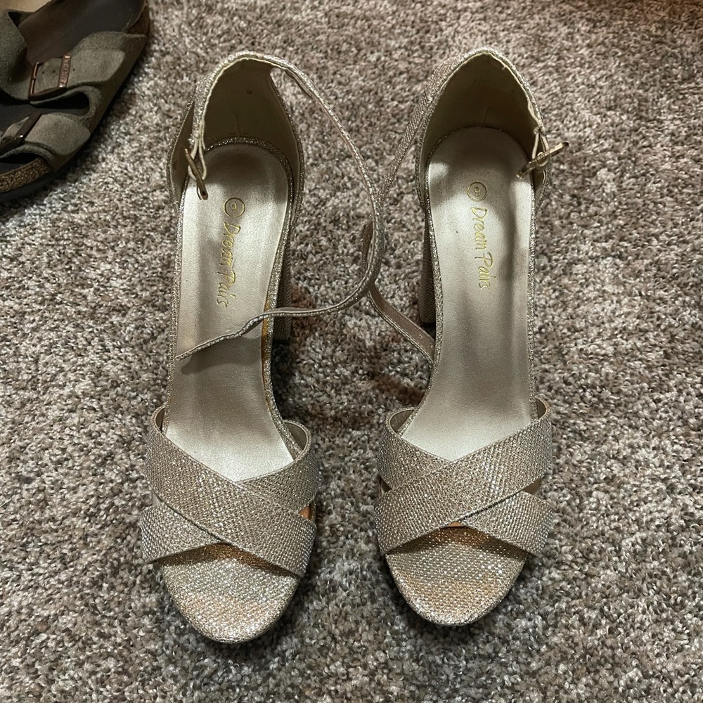 GOLD HEELS SIZE 9